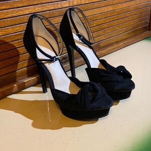 New Pelle Moda Danielle Heels never worn size 8